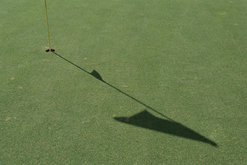 无人,横图,俯视,室外,特写,白天,草地,草坪,植物,旗帜,阴影,光线,影子,球场,旗子,高尔夫球场,草,绿色,阳光,绿茵场,旌旗,旗号,彩图,高角度拍摄