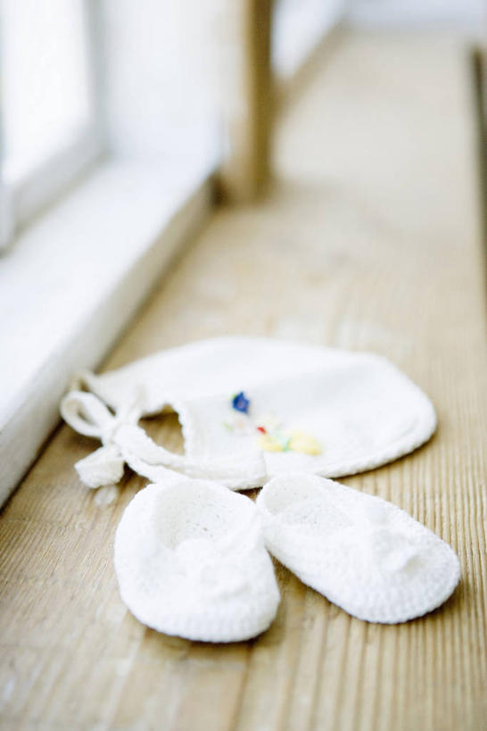 无人,竖图,室内,特写,白天,正面,地板,静物,鞋子,一双,阴影,朦胧,模糊,反射,影子,地面,围兜,木地板,餐巾,婴儿鞋,休闲鞋,口水巾,食饭兜,婴儿围脖,婴儿围兜,彩图