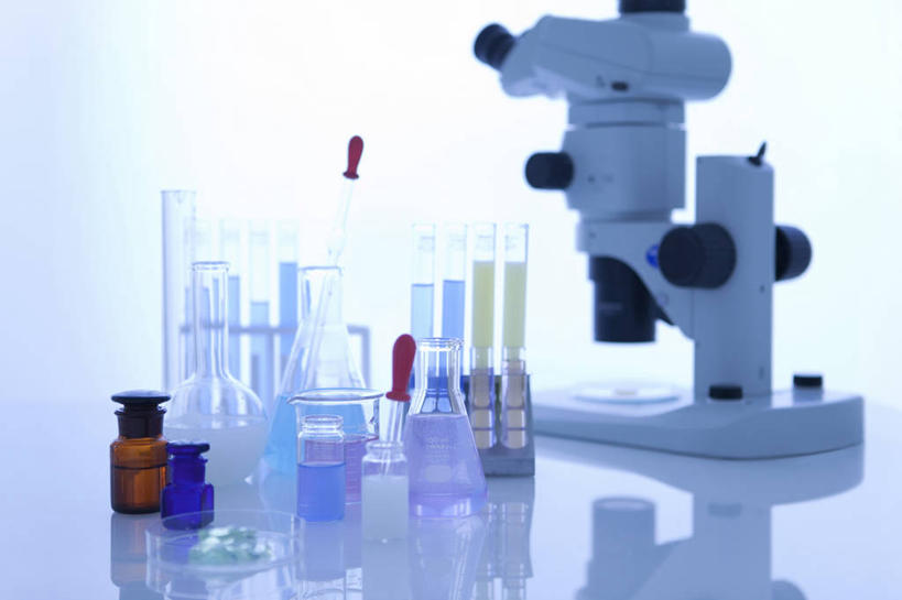 无人,横图,室内,白天,正面,实验,仪器,桌面,桌子,杯子,阴影,检查,研究,透明,反射,分析,科学,化学,测试,试管,试管架,试剂瓶,显微镜,影子,锥形瓶,实验室,研究室,架子,玻璃制品,玻璃瓶,瓶子,观察,器皿,清晰,探索,放大,观看,仔细,透镜,凸透镜,聚焦,关注,工作台,计量,试验室,玻璃仪器,试验耗材,实验用品,光学,清楚,玻璃杯,彩图,实验台,实验桌