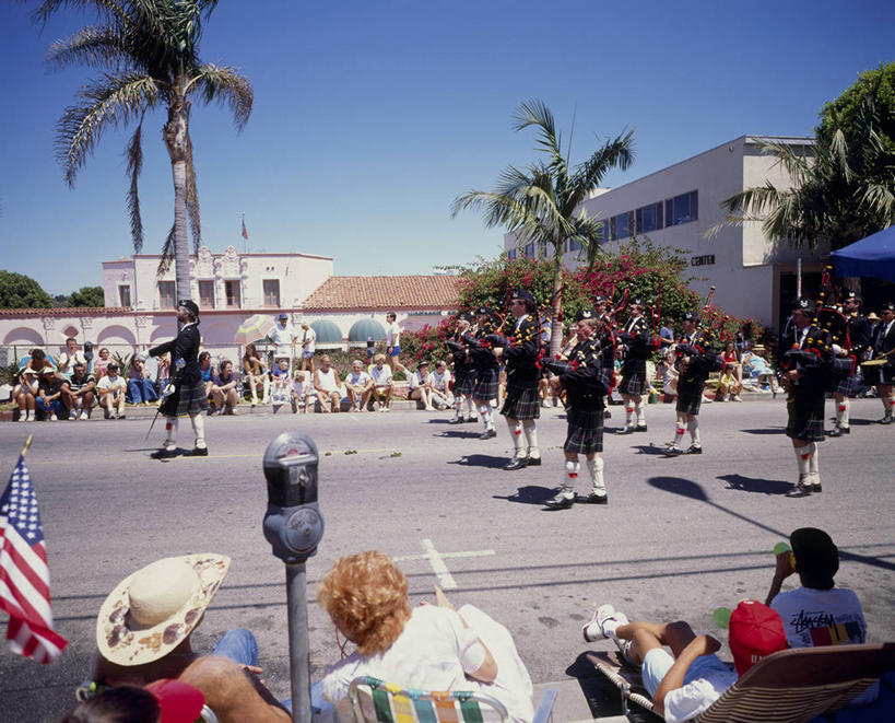 西方人,背部,站,坐,走,横图,室外,白天,正面,民族服装,度假,美景,植物,城市风光,城市,棕榈树,旗帜,国旗,帽子,叶子,椅子,欧洲,美国,欧洲人,行人,乐队,表演,阴影,条纹,节日,庆祝,光线,影子,景观,星星,绿叶,管乐器,乐器,许多人,音乐,吹奏,演奏,注视,文化,娱乐,队伍,路人,星条旗,树,树木,红色,蓝色,绿色,白色,蓝天,天空,阳光,自然,遮阳帽,天,观察,看,站着,一群人,庆典,享受,休闲,星形,嫩叶,景色,放松,美国国旗,生长,晴朗,成长,观看,纪念,察看,演出,北美,北美洲,歌舞,关注,美洲,五角形,棕榈叶,奏乐,万里无云,北亚美利加洲,亚美利加洲,爱荷华州,艾奥瓦,艾奥瓦州,爱我华州,衣阿华州,鹰眼州,美国粮仓,苏格兰风笛,风笛,过客,上演,风袋管,圣.帕特里克节,圣帕特里克节,男人,男性,年轻男性,年轻女性,女人,女性,白种人,叶,叶片,旗,晴空,晴空万里,棕树,棕榈,五角星,步行,散步,站立,走路,坐着,半身,彩图,传统服装,民俗服,美利坚合众国国旗,美利坚合众国