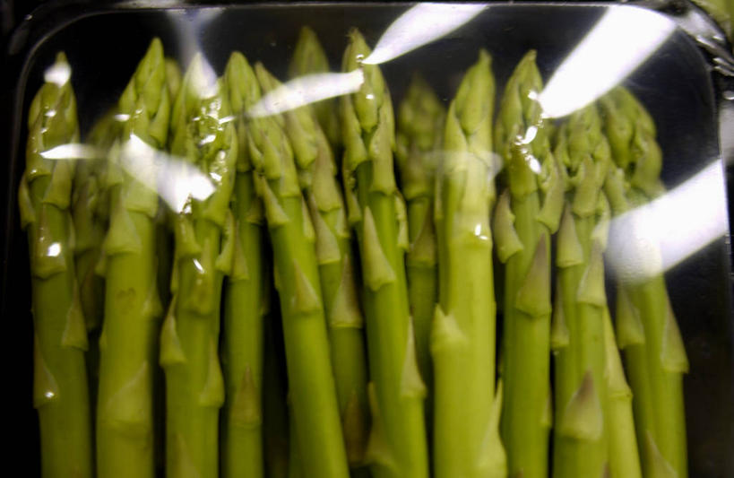 无人,横图,室内,特写,白天,正面,芦笋,蔬菜,一堆,许多,阴影,堆叠,堆积,朦胧,模糊,新鲜,反射,包装,影子,塑料,绿芦笋,食品,很多,食物,绿色,倒影,塑料制品,有机食品,绿色食品,堆,倒映,包装材料,保鲜膜,反照,猪尾巴,药鸡豆子,石刁柏,蚂蚁杆,龙须菜,狼尾巴根,彩图