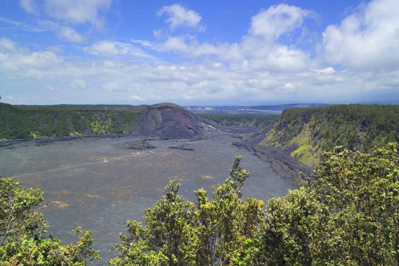 无人,横图,室外,白天,正面,旅游,度假,岛屿,海浪,海洋,火山,美景,树林,植物,夏威夷,美国,阴影,光线,影子,景观,浪花,云,云朵,云彩,娱乐,树,树木,蓝色,绿色,白云,蓝天,天空,阳光,自然,海水,天,享受,休闲,景色,放松,生长,晴朗,成长,北美,北美洲,自然风光,美洲,海景,夏威夷岛,夏威夷州,爱洛哈之州,北亚美利加洲,亚美利加洲,大岛,基拉韦厄火山,大海,风浪,海,海水的波动,活火山,近岸浪,列岛,群岛,涌浪,诸岛,晴空,彩图,美利坚合众国
