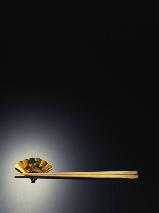 无人,竖图,室内,特写,白天,正面,筷子,静物,餐具,一双,阴影,黑色背景,反射,影子,筷架,筷枕,文化,传统,金色,摄影,影棚,礼节,筷子架,礼仪,进餐用具,彩图,影棚拍摄,拍摄