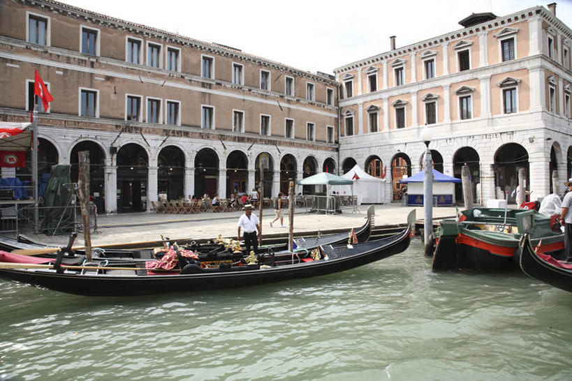 西方人,两个人,家,站,坐,横图,室外,白天,正面,度假,河流,美景,水,城市风光,城市,船,意大利,欧洲,威尼斯,欧洲人,行人,游客,游人,阴影,波纹,飞溅,服装,溅,光线,液体,影子,柱子,房屋,墙,屋子,河水,景观,水滴,水流,木船,休闲装,娱乐,楼房,路人,旅客,墙壁,墙面,住宅,水珠,衣服,灰色,水纹,天空,阳光,船尾波,交通工具,波浪,天,站着,享受,休闲,休闲服,景色,放松,服饰,舟,威尼托,南欧,喷洒,载具,三艘,威尼托大区,意大利共和国,首府,威内托,威内托大区,过客,男人,男性,年轻男性,年轻女性,女人,女性,白种人,站立,坐着,彩图,全身,房子,大运河