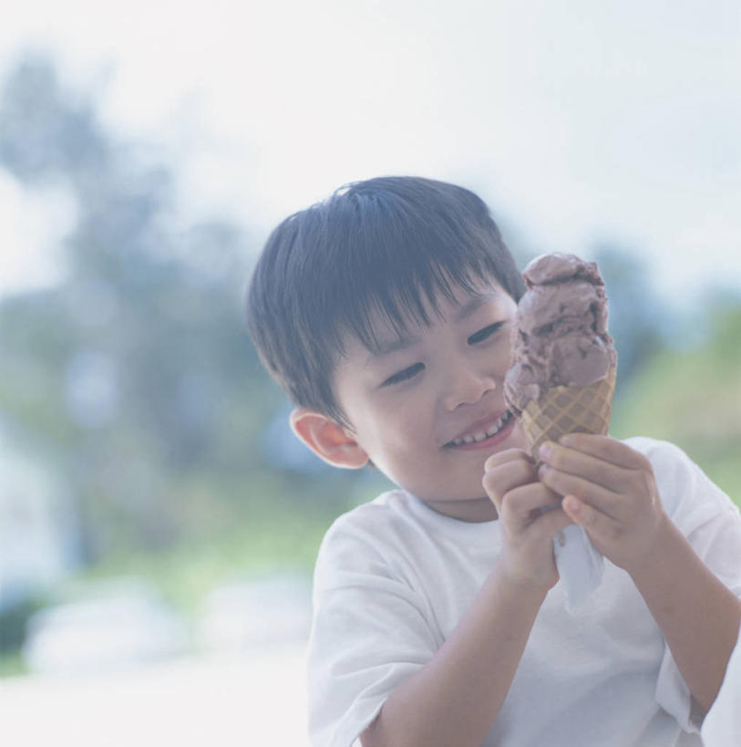 点心,东方人,儿童,一个人,站,笑,微笑,露齿笑,竖图,室外,白天,正面,纯洁,草地,草坪,植物,亚洲,仅一个男性,仅一个人,握,阴影,服装,朦胧,模糊,光线,影子,食品,冰激凌,清凉,注视,休闲装,黄种人,饼,小吃,草,树,树木,食物,糕点,一个,小孩,衣服,绿色,天空,阳光,自然,冷饮,天,观察,看,站着,仅一个小孩,休闲,舒服,休闲服,冰淇淋,可爱,童年,童趣,握着,服饰,生长,单个,成长,观看,解暑,察看,关注,解渴,雪糕,烤饼,童真,华夫饼,烂漫,无邪,舒爽,窝夫,格子饼,华夫,格仔饼,冰糕,消暑,天真,男孩,男人,男性,亚洲人,孩子,站立,半身,彩图,蛋筒冰淇淋,冰淇淋蛋筒,男生