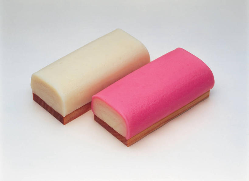 无人,横图,俯视,室内,特写,白天,烹饪,阴影,灰色背景,反射,影子,肉,鱼肉,日本料理,料理,食品,菜肴,美食,肉类,食物,两个,粉色,白色,日式料理,日式,摄影,佳肴,影棚,肉食,鱼糕,彩图,高角度拍摄,影棚拍摄,拍摄,日本鱼糕