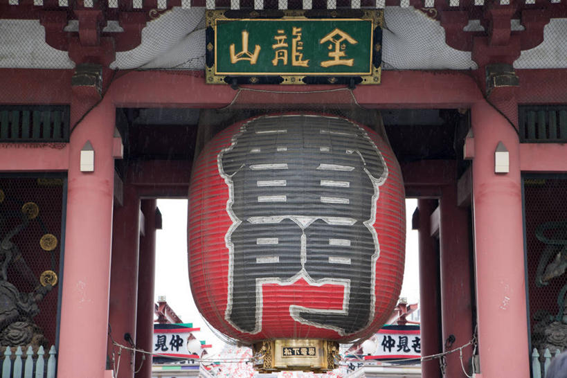 无人,寺庙,横图,室外,白天,正面,旅游,度假,名胜古迹,标志建筑,地标,建筑,照明,东京,日本,亚洲,五个,许多,阴影,节日,遗迹,光线,标志,灯笼,文字,影子,纸灯笼,柱子,字符,墙,燃烧,古迹,文化,文物,娱乐,标识,建设,古建筑,墙壁,墙面,一个,红色,阳光,香火,灯具,庙宇,祈祷,享受,休闲,健康,汉字,浅草寺,旅游胜地,放松,许愿,宗教,信仰,单个,纪念,祈求,照亮,照明设备,中文,古文明,东亚,本州,关东地方,本州岛,日本国,东京都,浅草雷门观音寺,浅草观音寺,金龙山浅草寺,国文,华文,浅草,台东区,平安,彩图,庙,寺