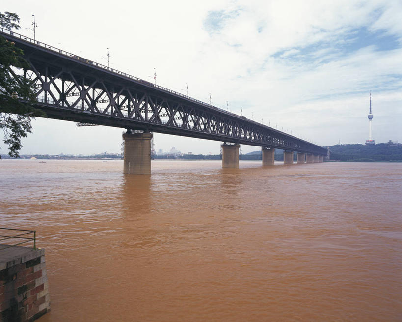 无人,横图,室外,白天,正面,旅游,度假,河流,水,标志建筑,地标,建筑,桥梁,武汉,中国,亚洲,阴影,光线,影子,河水,水流,云,云朵,桥,云彩,娱乐,建设,石桥,拱桥,蓝色,白云,蓝天,天空,阳光,天,享受,休闲,旅游胜地,放松,拱形,晴朗,人行桥,石拱桥,东亚,湖北,湖北省,武昌区,武汉市,武昌,武汉长江大桥,汉阳,中华人民共和国,省会,华中地区,鄂,晴空,彩图,龟山,汉阳区,黄鹄山,蛇山