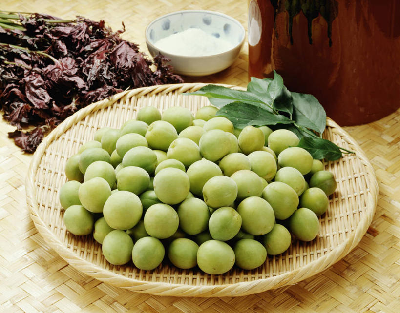 无人,横图,俯视,室内,特写,白天,餐桌,桌子,李子,餐具,一堆,许多,阴影,堆叠,堆积,朦胧,模糊,反射,碟子,盘,影子,陶瓷,陶瓷制品,很多,藤制,一个,绿色,盘子,容器,碟,碗,单个,餐台,储藏,堆,藤制品,储存,红李,鸡血李,杏李,彩图,高角度拍摄,贮存