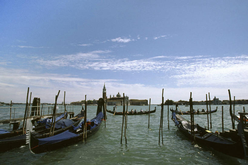 无人,教堂,横图,室外,白天,正面,旅游,度假,河流,名胜古迹,水,标志建筑,地标,建筑,船,意大利,欧洲,威尼斯,许多,阴影,节日,朦胧,模糊,遗迹,光线,影子,河水,水流,云,云朵,木船,很多,云彩,古迹,文化,文物,娱乐,建设,古建筑,架子,排列,蓝色,白云,蓝天,天空,阳光,交通工具,天,祈祷,享受,休闲,健康,旅游胜地,放松,许愿,宗教,信仰,晴朗,纪念,支撑,祈求,固定,舟,威尼托,南欧,载具,信念,古文明,威尼托大区,意大利共和国,首府,摆列,威内托,威内托大区,平安,晴空,彩图,大教堂,礼拜堂,圣乔治.马焦雷教堂,圣乔治.马焦雷岛,布列,分列