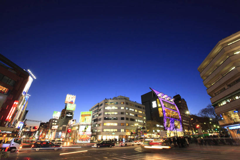 无人,商店,横图,室外,夜晚,长时间曝光,仰视,度假,美景,城市风光,城市,道路,路,路灯,夜景,公路,汽车,照明,东京,日本,亚洲,阴影,朦胧,模糊,光线,影子,景观,灯光,交通,娱乐,商铺,车,灯,蓝色,蓝天,天空,交通工具,轿车,天,享受,休闲,景色,放松,晴朗,照亮,照明设备,载具,曝光,东亚,本州,万里无云,关东地方,本州岛,日本国,东京都,市肆,商号,涩谷区,原宿,表参道,晴空,晴空万里,马路,彩图,低角度拍摄,店铺