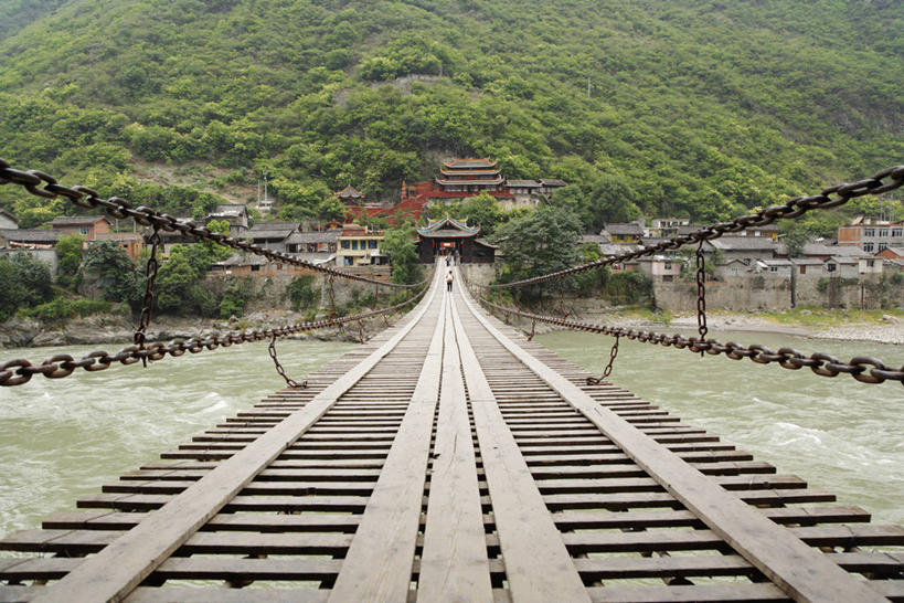 无人,家,横图,室外,白天,正面,消失点,旅游,度假,建材,草地,草坪,河流,名胜古迹,山,山脉,树林,水,植物,标志建筑,地标,建筑,中国,亚洲,阴影,遗迹,光线,材料,木板,木材,影子,房屋,屋子,河水,山峰,水流,山峦,古迹,文物,娱乐,建设,古建筑,楼房,住宅,木柴,草,树,树木,绿色,阳光,自然,群山,享受,休闲,旅游胜地,放松,建造,四川省,木料,生长,成长,铁环,锁链,链条,束缚,限制,古文明,东亚,四川,泸定桥,甘孜藏族自治州,中华人民共和国,西南地区,约束,川,甘孜,甘孜州,泸定县,彩图,没影点,灭点,房子,铁索桥,泸定