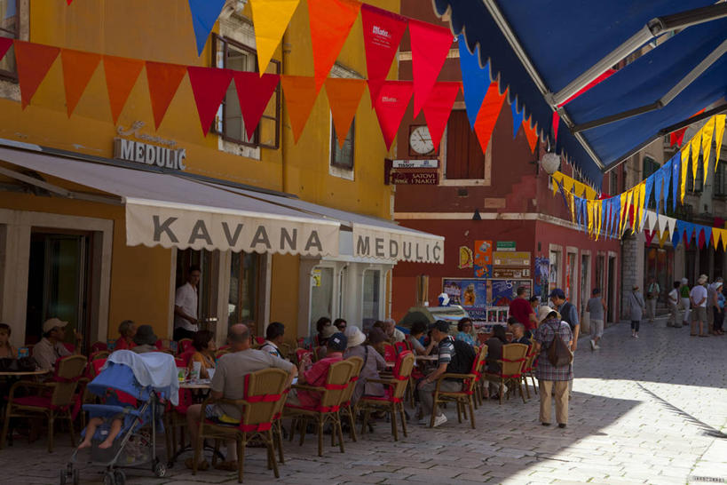 西方人,家,站,坐,横图,室外,白天,侧面,度假,美景,桌子,城市风光,城市,道路,路,椅子,欧洲,克罗地亚,欧洲人,一排,许多,行人,游客,游人,阴影,服装,整齐,并列,并排,光线,影子,房屋,墙,屋子,景观,小路,棕色,交通,很多,许多人,茶几,休闲装,娱乐,楼房,路人,旅客,墙壁,墙面,住宅,排列,衣服,黄色,红色,蓝色,蓝天,天空,阳光,天,站着,一群人,享受,休闲,休闲服,景色,放松,服饰,晴朗,队列,咖啡店,咖啡屋,平行,万里无云,雨棚,克罗地亚共和国,过客,男人,男性,年轻男性,年轻女性,女人,女性,白种人,晴空,晴空万里,站立,坐着,彩图,全身,房子,咖啡馆