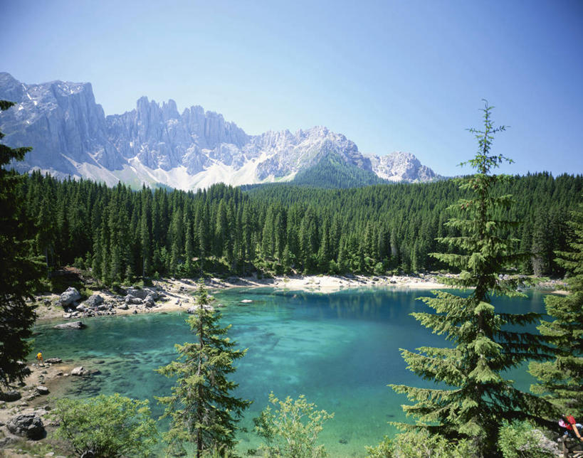 无人,横图,室外,白天,正面,旅游,度假,湖,湖泊,美景,山,山脉,树林,水,植物,意大利,欧洲,阿尔卑斯山,阴影,光线,影子,湖面,景观,山峰,水流,水面,山峦,娱乐,树,树木,蓝色,绿色,蓝天,天空,阳光,自然,湖水,群山,天,享受,休闲,景色,放松,生长,晴朗,成长,南欧,自然风光,阿尔卑斯山脉,万里无云,意大利共和国,威内托,威内托大区,多洛米蒂山脉,贝卢诺,贝卢诺省,晴空,晴空万里,彩图,波尔萨诺,博尔扎诺,特伦托自治省