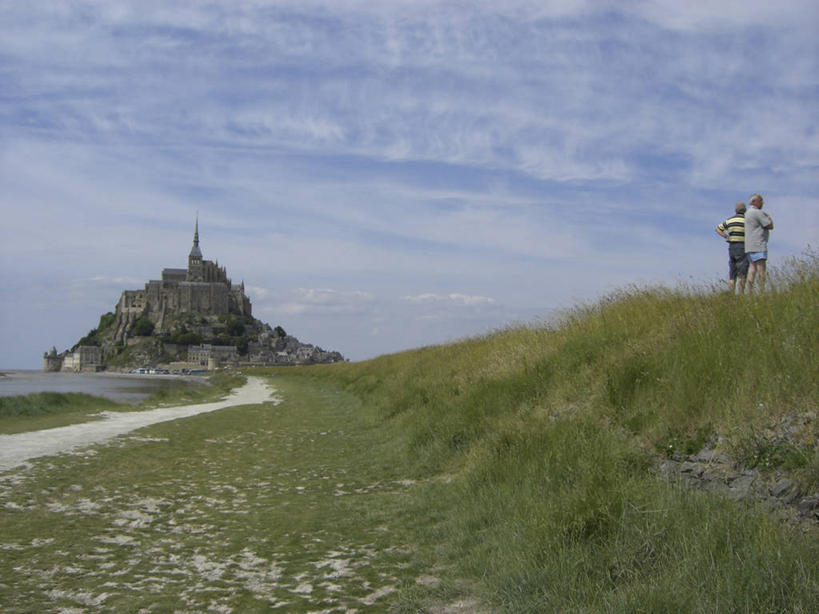 西方人,两个人,教堂,站,横图,室外,白天,旅游,度假,草地,草坪,海浪,海洋,名胜古迹,沙滩,山,山脉,植物,标志建筑,地标,建筑,法国,欧洲,欧洲人,行人,游客,游人,阴影,服装,节日,遗迹,光线,沙子,影子,海岸,浪花,山峰,云,云朵,沙地,山峦,云彩,休闲装,古迹,文化,文物,娱乐,建设,古建筑,路人,旅客,草,背面,衣服,蓝色,绿色,白云,蓝天,天空,阳光,海水,群山,天,祈祷,站着,享受,休闲,健康,休闲服,旅游胜地,放松,许愿,宗教,服饰,信仰,晴朗,纪念,祈求,基督教,西欧,天主教,法兰西,海景,信念,古文明,法兰西共和国,法兰西第五共和国,圣米歇尔山,过客,下诺曼底,下诺曼底大区,芒什省,平安,男人,男性,年轻男性,年轻女性,女人,女性,白种人,大海,风浪,海,海水的波动,海滩,近岸浪,涌浪,晴空,站立,彩图,全身,大教堂,礼拜堂,圣米歇尔山修道院