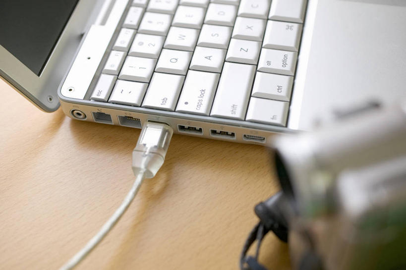 无人,横图,俯视,室内,特写,白天,通讯,电脑,笔记本电脑,数据,桌子,静物,阴影,朦胧,模糊,反射,传输,网络,影子,摄像机,通讯设备,书桌,一个,课桌,摄像,摄影,单个,摄影机,一台,无线,数据线,录像,通信设备,无线网络,USB线,无线上网,便携式电脑,线缆,手提电脑,彩图,高角度拍摄,USB数据线