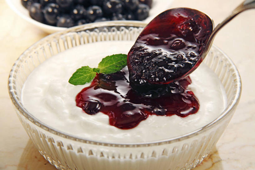 牛奶,无人,横图,俯视,室内,特写,白天,餐桌,桌子,浆果,蓝莓,水果,玻璃,一堆,阴影,堆叠,堆积,朦胧,模糊,新鲜,反射,影子,勺子,生食,食品,果实,饮品,营养,酸奶,玻璃制品,食物,饮料,一个,红色,容器,调羹,汤匙,碗,果酱,有机食品,绿色食品,单个,餐台,储藏,堆,乳制品,奶,储存,发酵,蓝莓酱,优格,优酪乳,果子酱,山都柿,蓝浆果,蓝靛果,彩图,高角度拍摄,都柿,笃斯,贮存