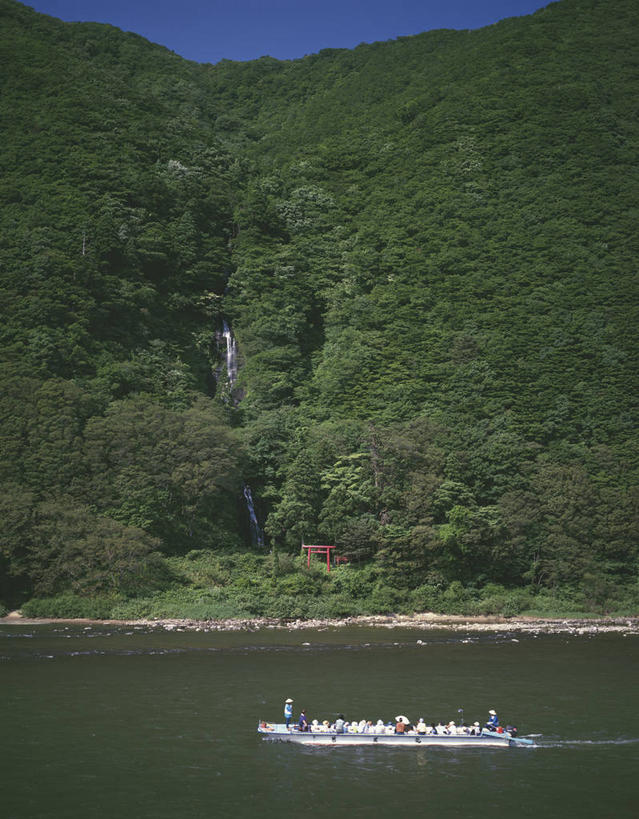 无人,竖图,室外,白天,正面,旅游,度假,河流,美景,山,山脉,树林,水,植物,船,日本,亚洲,一艘,阴影,波纹,飞溅,溅,光线,液体,影子,河水,景观,山峰,水滴,水流,山峦,娱乐,水珠,树,树木,蓝色,绿色,蓝天,水纹,天空,阳光,自然,船尾波,交通工具,波浪,群山,天,享受,休闲,景色,放松,生长,晴朗,成长,喷洒,自然风光,载具,东亚,摩托艇,本州,万里无云,本州岛,日本国,东北地方,山形,山形县,晴空,晴空万里,彩图,米泽,米泽市,酒田市,最上川