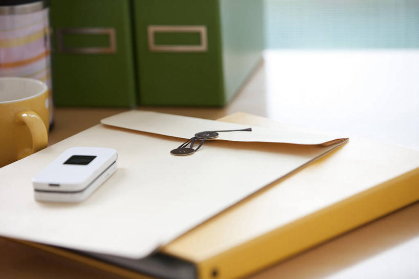 无人,办公室,打电话,横图,室内,特写,白天,正面,家具,桌子,静物,杯子,袋子,电话,手机,阴影,朦胧,模糊,反射,影子,纸袋,办公桌,通讯设备,两个,一个,绿色,容器,水杯,单个,储藏,档案袋,储存,文件架,资料架,一部,办公家具,文件框,文件座,资料档,资料座,交流,茶杯,沟通,通话,彩图,贮存