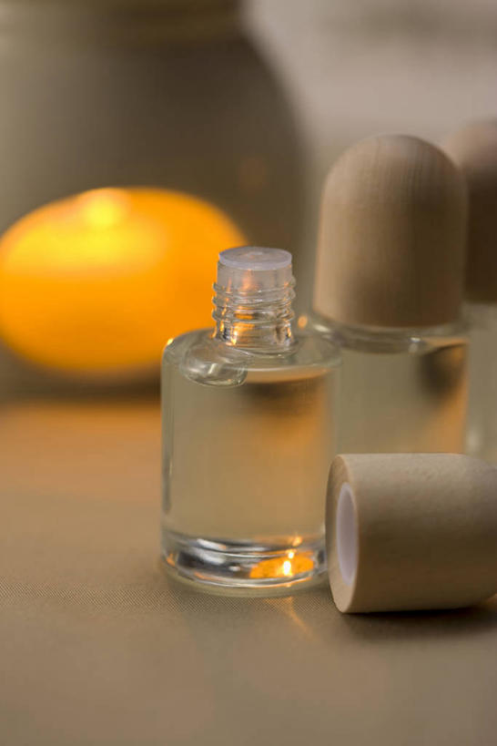 无人,竖图,室内,特写,夜晚,正面,桌面,桌子,蜡烛,阴影,朦胧,模糊,光线,火焰,影子,烛光,燃烧,玻璃制品,两个,一个,玻璃瓶,精油,瓶子,点燃,橙色,单个,火光,芳香植物,芳香油,挥发油,香精油,彩图