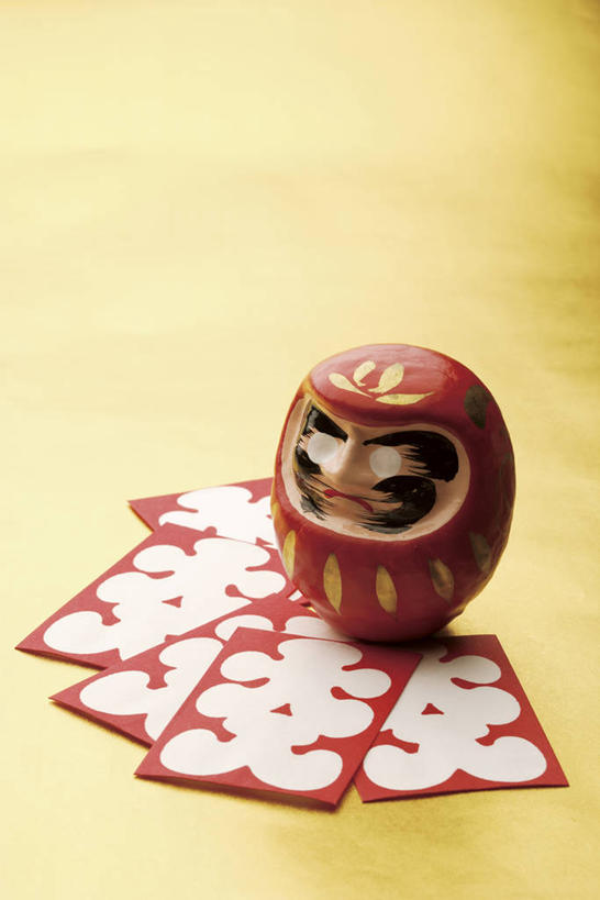 无人,竖图,室内,特写,白天,正面,静物,扑克牌,纸牌,玩具,扑克,阴影,黄色背景,反射,娃娃,影子,祝福,文化,传统,一个,祈祷,祈福,健康,许愿,摄影,影棚,单个,纪念,祈求,吉祥,赌具,好运,平安,彩图,影棚拍摄,拍摄,达摩吉祥娃娃