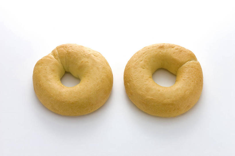 点心,面包,无人,横图,俯视,室内,特写,白天,阴影,灰色背景,反射,影子,食品,面点,食物,糕点,两个,黄色,甜甜圈,摄影,影棚,多纳滋面包,唐纳滋,面包圈,彩图,高角度拍摄,影棚拍摄,拍摄