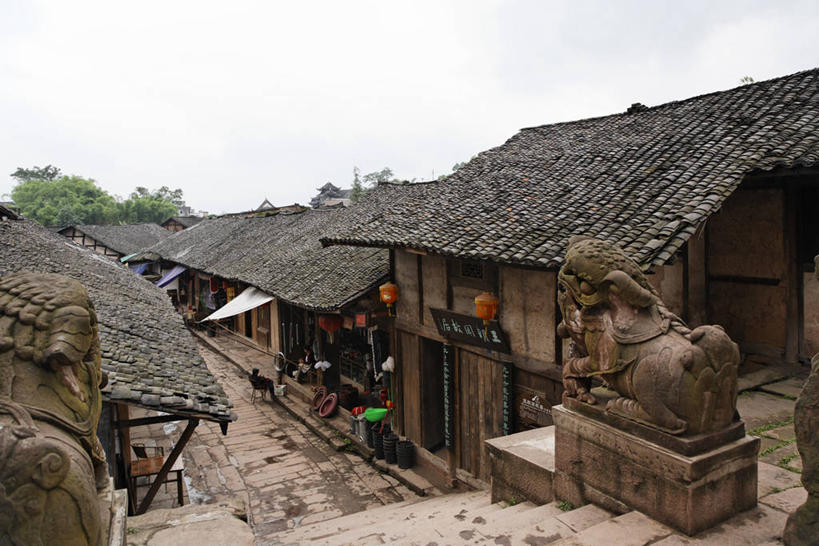 无人,家,横图,俯视,室外,白天,度假,美景,楼梯,城市风光,城市,道路,建筑,路,哺乳动物,野生动物,狮子,雕塑,中国,亚洲,艺术,装饰,雕刻,雕像,瓦片,房屋,阶梯,屋顶,屋子,景观,乌云,云,阴天,云朵,小路,交通,云彩,顶棚,瓦,娱乐,楼房,台阶,住宅,两个,天空,动物,工艺品,天,享受,休闲,景色,放松,建造,四川省,纪念,美术,昏暗,阴沉,主题,凶猛,陈列,东亚,屋瓦,四川,中华人民共和国,西南地区,功能,美学,川,残暴,凶残,彩图,高角度拍摄,房子