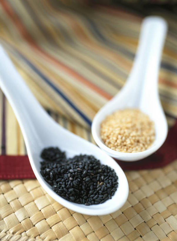 无人,竖图,俯视,室内,特写,白天,餐桌,桌子,一堆,许多,阴影,堆叠,堆积,朦胧,模糊,反射,布料,影子,勺子,芝麻,很多,布纹,桌布,两个,白色,餐巾,调羹,台布,汤匙,白芝麻,餐台,堆,黑芝麻,脂麻,胡麻,白麻,巨胜子,油麻,餐桌布,彩图,高角度拍摄