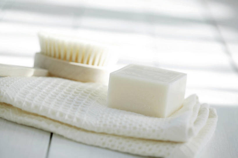 无人,横图,室内,特写,白天,正面,化妆,美容,地板,卫生间,浴室,静物,护肤,阴影,朦胧,模糊,反射,纺织物,工具,影子,地面,木地板,一个,白色,化妆品,刷子,肥皂,毛巾,香皂,日用品,洗浴用品,清洁,保养,享受,休闲,放松,保健,单个,保暖,护肤品,化妆用品,清洁用具,板刷,护肤用品,舒缓,透气,养颜,防水,去污,紧肤,嫩肤,储水,耐磨,吸水,淋浴房,洗涤,彩图,冲凉房,沐浴间,沐浴室