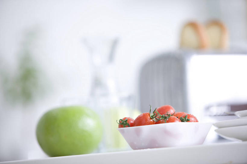 无人,横图,室内,特写,白天,正面,厨房,桌面,桌子,苹果,蔬菜,西红柿,小番茄,水果,一堆,许多,阴影,堆叠,堆积,朦胧,模糊,新鲜,反射,电器,影子,陶瓷,墙,生食,食品,果实,陶瓷制品,很多,面包机,蔬果,饮食,墙壁,墙面,食物,一个,红色,白色,容器,碗,青苹果,有机食品,绿色食品,单个,储藏,堆,家电,家用电器,储存,烘培,小西红柿,樱桃小番茄,珍珠小番茄,樱桃番茄,圣女果,番茄,彩图,烘烤,灶间,厨房料理台,贮存,小家电,料理台