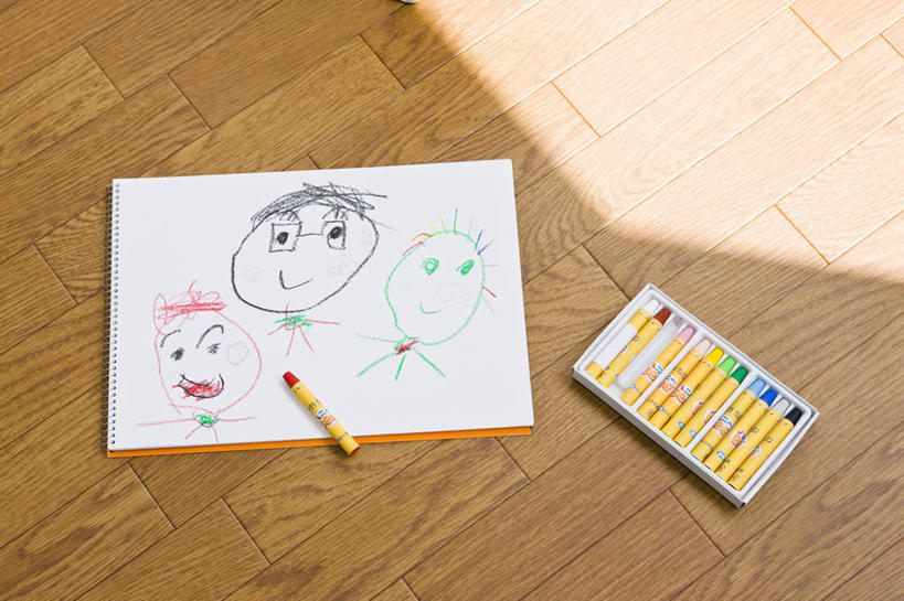 无人,横图,俯视,室内,特写,白天,地板,静物,一排,许多,阴影,整齐,反射,笔,蜡笔,影子,办公用品,地面,很多,木地板,素描本,文具,排列,本子,学习用品,文具用品,队列,彩图,高角度拍摄,速写本,画画本,绘图本,手绘本,涂鸦本