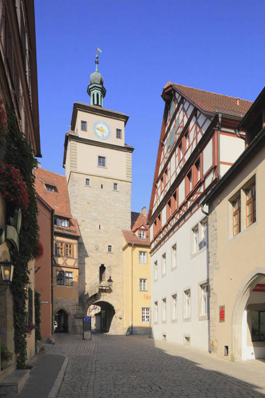 无人,家,竖图,室外,白天,仰视,度假,美景,城市风光,城市,道路,路,德国,欧洲,阴影,光线,影子,房屋,墙,屋子,景观,小路,交通,娱乐,楼房,墙壁,墙面,住宅,蓝色,白色,蓝天,天空,阳光,天,享受,休闲,景色,放松,晴朗,西欧,万里无云,德意志联邦共和国,巴伐利亚,巴伐利亚州,拜恩州,拜恩自由州,罗滕堡,晴空,晴空万里,彩图,低角度拍摄,房子,中弗兰肯行政区