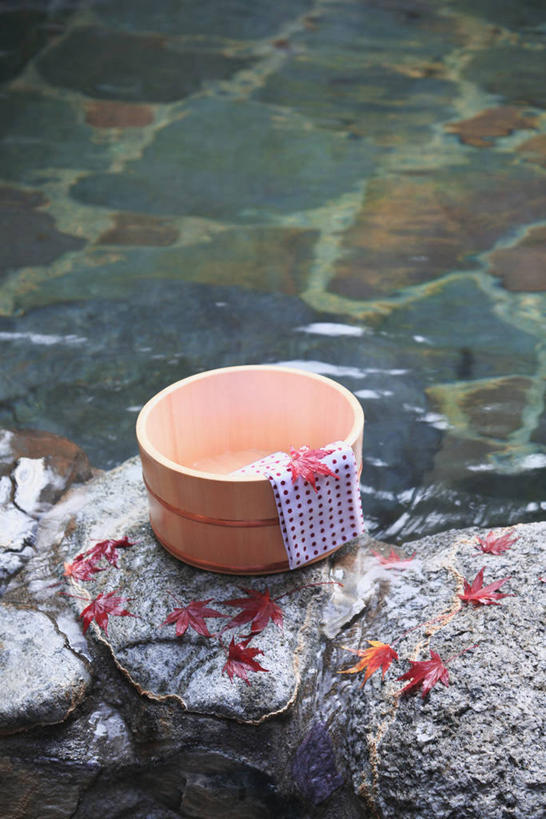 无人,竖图,室外,白天,正面,礁石,石头,温泉,雾,叶子,阴影,沸腾,光线,木制,蒸汽,纺织物,石子,影子,枫叶,枯叶,落叶,水蒸气,雾气,一个,黄色,红色,阳光,木制品,容器,毛巾,清洁,温暖,浴盆,泉水,温和,单个,枫树叶,储藏,保暖,气体,储存,澡盆,透气,防水,蒸发,储水,耐磨,吸水,地热,叶,叶片,礁,石块,岩石,彩图,贮存