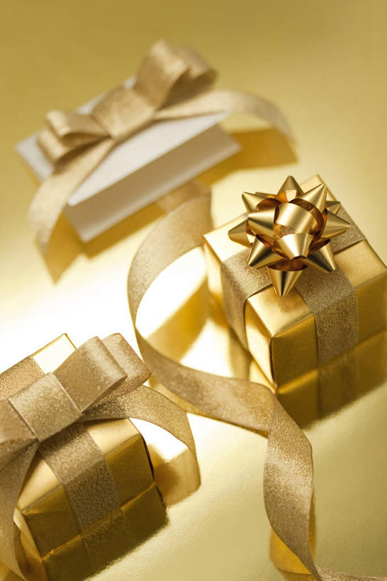 无人,竖图,俯视,室内,特写,白天,静物,礼盒,礼物,阴影,反射,丝绸,丝带,影子,纸盒,缎带,金色背景,绸带,盒子,三个,包装盒,礼品盒,摄影,礼品,影棚,彩图,高角度拍摄,影棚拍摄,拍摄