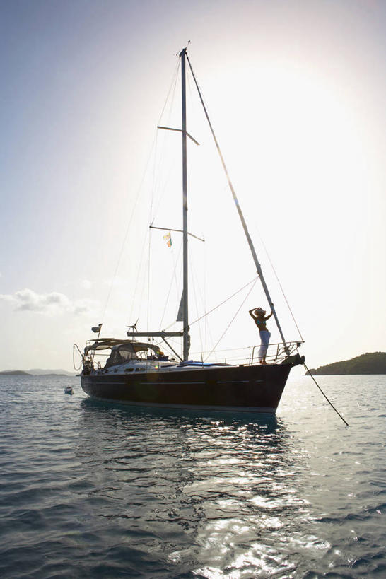 帆船,西方人,一个人,站,竖图,室外,白天,正面,河流,水,船,欧洲,欧洲人,仅一个女性,仅一个人,一艘,阴影,波纹,飞溅,服装,溅,光线,液体,影子,河水,水滴,水流,背光,休闲装,水珠,衣服,水纹,天空,阳光,船尾波,交通工具,波浪,天,站着,仅一个中年女性,休闲,休闲服,服饰,喷洒,载具,逆光,女人,女性,中年女性,白种人,站立,彩图,全身