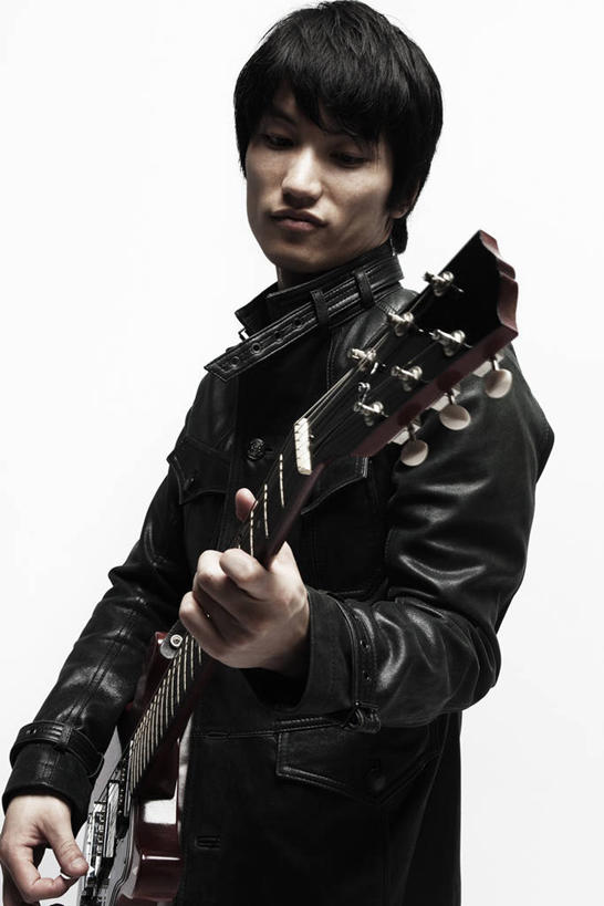 东方人,一个人,站,竖图,室内,白天,白色背景,侧面,亚洲,仅一个男性,仅一个人,握,阴影,服装,反射,影子,电吉他,乐器,弦乐器,弹奏,演奏,扭头,注视,黄种人,外套,仅一个年轻男性,一个,衣服,黑色,观察,看,站着,转头,握着,摄影,服饰,影棚,单个,观看,察看,夹克,衣着,夹克衫,穿着,关注,弹拨弦鸣乐器,衣饰,茄克,男人,男性,年轻男性,亚洲人,外衣,站立,半身,彩图,影棚拍摄,拍摄,短外衣,弹拨弦乐器