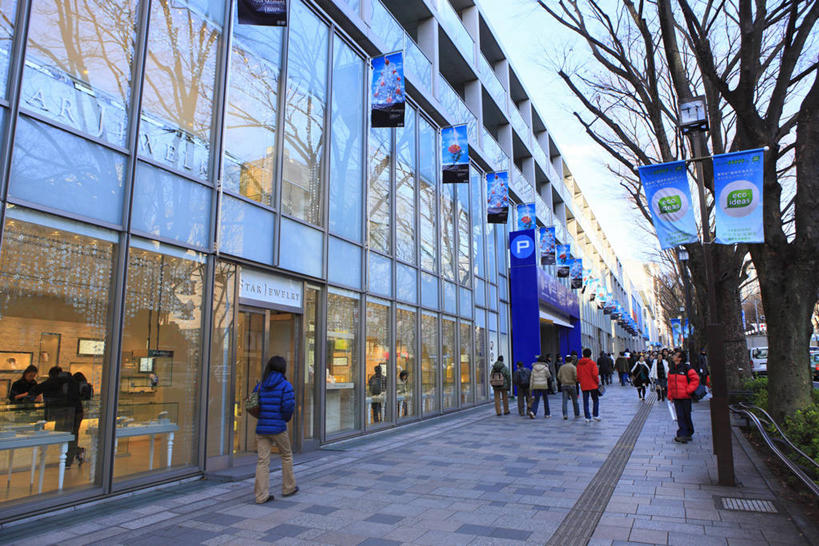 东方人,商店,走,横图,室外,白天,度假,美景,窗户,落地窗,城市风光,城市,橱窗,道路,路,路灯,照明,东京,日本,亚洲,行人,游客,游人,阴影,服装,光线,影子,景观,小路,灯光,交通,许多人,休闲装,黄种人,娱乐,商铺,路人,旅客,玻璃窗,灯,背面,衣服,阳光,一群人,享受,休闲,休闲服,景色,放松,服饰,照亮,照明设备,东亚,玻璃橱窗,本州,关东地方,本州岛,日本国,东京都,市肆,商号,涩谷区,过客,原宿,表参道,男人,男性,年轻男性,年轻女性,女人,女性,亚洲人,步行,散步,走路,彩图,全身,店铺,表参道Hills,表参道之丘