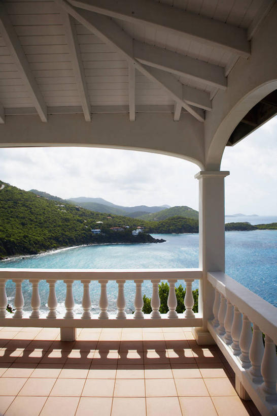 无人,栏杆,竖图,室外,白天,正面,旅游,度假,草地,草坪,海浪,海洋,美景,山,山脉,植物,加勒比海,阴影,光线,影子,柱子,屋顶,景观,浪花,山峰,云,云朵,围栏,山峦,云彩,顶棚,娱乐,护栏,架子,草,蓝色,绿色,白云,蓝天,天空,阳光,自然,海水,群山,天,享受,休闲,景色,南美,放松,晴朗,支撑,固定,南美洲,拉丁美洲,自然风光,美洲,海景,维京群岛,亚美利加洲,南亚美利加洲,处女群岛,美属处女群岛,美属维尔京群岛,维尔京群岛,美属维京群岛,圣约翰岛,大海,风浪,海,海水的波动,近岸浪,涌浪,晴空,彩图