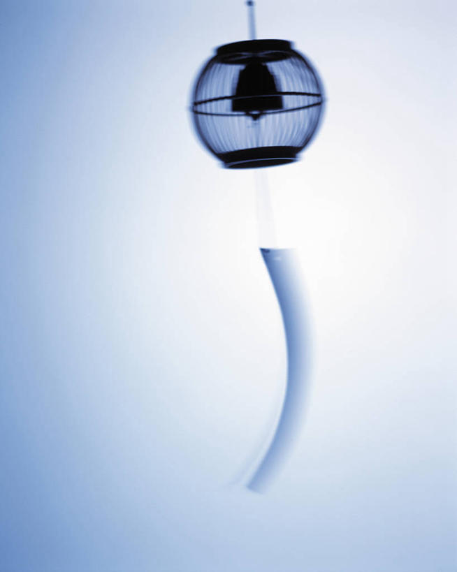 无人,竖图,室内,特写,白天,正面,幸福,运气,静物,风铃,玻璃,阴影,蓝色背景,朦胧,模糊,反射,影子,玻璃制品,一个,祈祷,祈福,警示,许愿,摄影,影棚,单个,祈求,吉祥,平和,问候,警惕,思念,想念,玉振,幸运,占风铎,彩图,影棚拍摄,拍摄,日式风铃