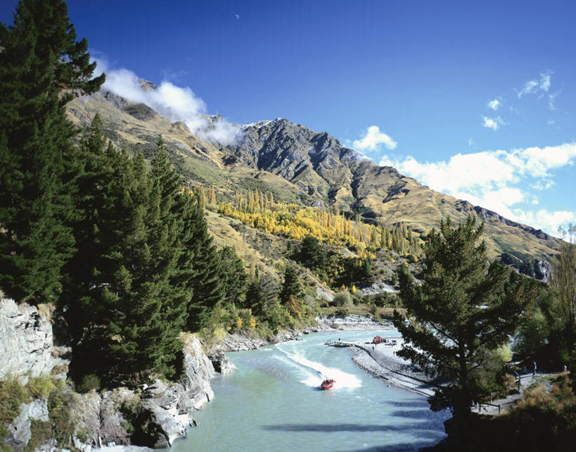 无人,横图,室外,白天,正面,旅游,度假,草地,草坪,河流,美景,山,山脉,树林,水,植物,轮船,船,新西兰,一艘,阴影,波纹,飞溅,溅,光线,液体,影子,河水,景观,山峰,水滴,水流,云,云朵,山峦,云彩,娱乐,水珠,草,树,树木,蓝色,绿色,白云,蓝天,水纹,天空,阳光,自然,船尾波,交通工具,波浪,群山,天,享受,休闲,景色,放松,生长,晴朗,成长,喷洒,自然风光,载具,大洋洲,纽西兰,长白云之乡,新西兰南岛,奥塔哥大区,皇后镇,昆士敦,昆斯敦,晴空,彩图