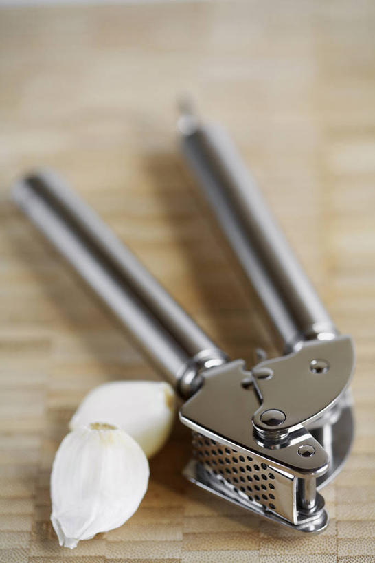 无人,竖图,俯视,室内,特写,白天,餐桌,桌子,蔬菜,蒜,厨具,金属制品,阴影,朦胧,模糊,新鲜,反射,金属,工具,影子,食品,蒜头,食物,两个,一个,白色,有机食品,绿色食品,单个,餐台,捣蒜器,压蒜器,胡蒜,捻蒜器,蒜泥器,蒜蓉器,大蒜,彩图,高角度拍摄