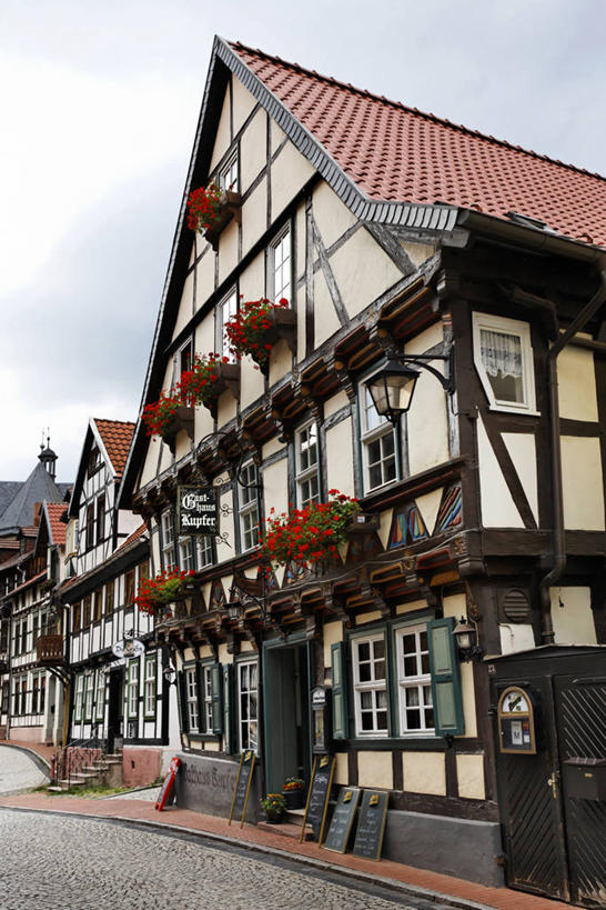 无人,家,竖图,室外,白天,正面,度假,美景,窗户,门,城市风光,城市,道路,建筑,路,德国,欧洲,瓦片,房屋,墙,屋顶,屋子,景观,乌云,云,阴天,云朵,小路,交通,云彩,顶棚,瓦,娱乐,楼房,玻璃窗,墙壁,墙面,住宅,白色,天空,门框,天,享受,休闲,景色,放松,建造,昏暗,阴沉,西欧,屋瓦,德意志联邦共和国,萨克森.安哈尔特,萨克森.安哈尔特州,彩图,房子