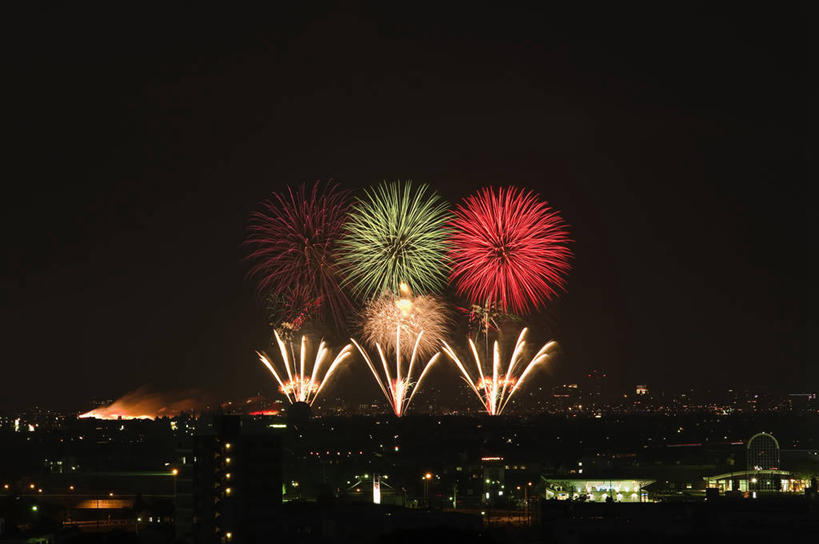 无人,高楼大厦,横图,室外,夜晚,正面,度假,美景,城市风光,城市,大厦,建筑,摩天大楼,烟火,夜景,日本,亚洲,许多,阴影,光线,火焰,影子,景观,建筑群,很多,燃烧,娱乐,建设,排列,黄色,红色,天空,焰火,天,点燃,享受,休闲,景色,放松,火光,礼花,东亚,本州,本州岛,日本国,中部地方,新潟,新潟县,花炮,礼花炮,摆列,长冈,长冈市,烟花,彩图,大楼,高层建筑,高楼,摩天楼,布列,分列
