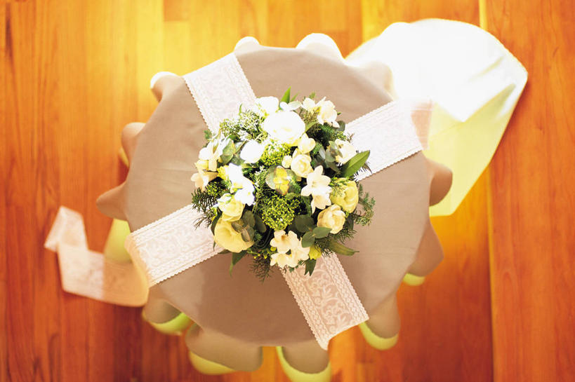 无人,横图,俯视,室内,特写,白天,地板,礼盒,礼物,阴影,盛开,反射,捧花,手捧花,丝绸,丝带,影子,纸盒,缎带,地面,花蕾,木地板,绸带,盒子,花,花瓣,花朵,鲜花,一个,包装盒,礼品盒,花束,花苞,花蕊,一束,礼品,单个,婚礼捧花,彩图,高角度拍摄