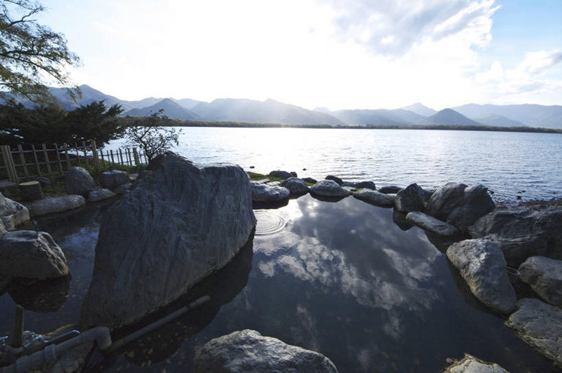 无人,横图,室外,白天,正面,旅游,度假,湖,湖泊,礁石,石头,美景,水,温泉,雾,北海道,日本,亚洲,阴影,沸腾,光线,蒸汽,石子,影子,湖面,景观,水流,水面,云,云朵,水蒸气,雾气,云彩,娱乐,蓝色,白云,蓝天,天空,阳光,自然,湖水,天,享受,休闲,温暖,景色,放松,泉水,温和,晴朗,气体,自然风光,东亚,日本国,蒸发,北海道地方,北海道岛,地热,礁,石块,岩石,晴空,彩图