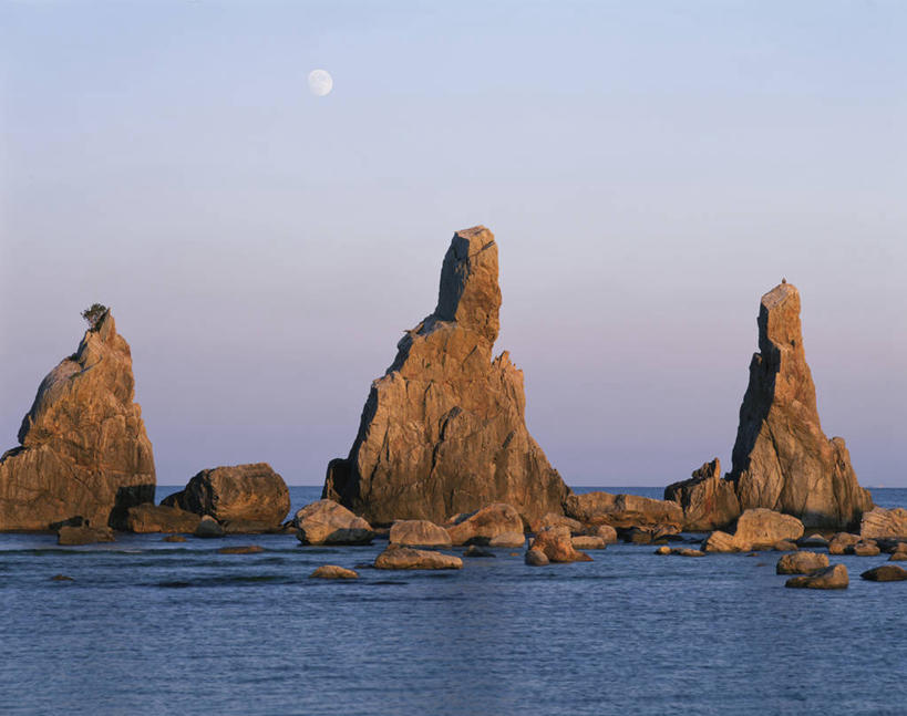无人,横图,室外,白天,正面,旅游,度假,海浪,海洋,美景,日落,植物,日本,亚洲,景观,浪花,晚霞,霞光,月亮,云,云朵,落日,月光,云彩,娱乐,树,树木,绿色,白云,自然,海水,黄昏,享受,休闲,景色,彩霞,放松,生长,成长,明亮,自然风光,海景,东亚,本州,本州岛,日本国,近畿地方,近畿,皎洁,和歌山,和歌山县,串本町,夕照,薄暮,大海,风浪,海,海水的波动,近岸浪,涌浪,夕阳,彩图,傍晚,东牟娄郡,斜阳