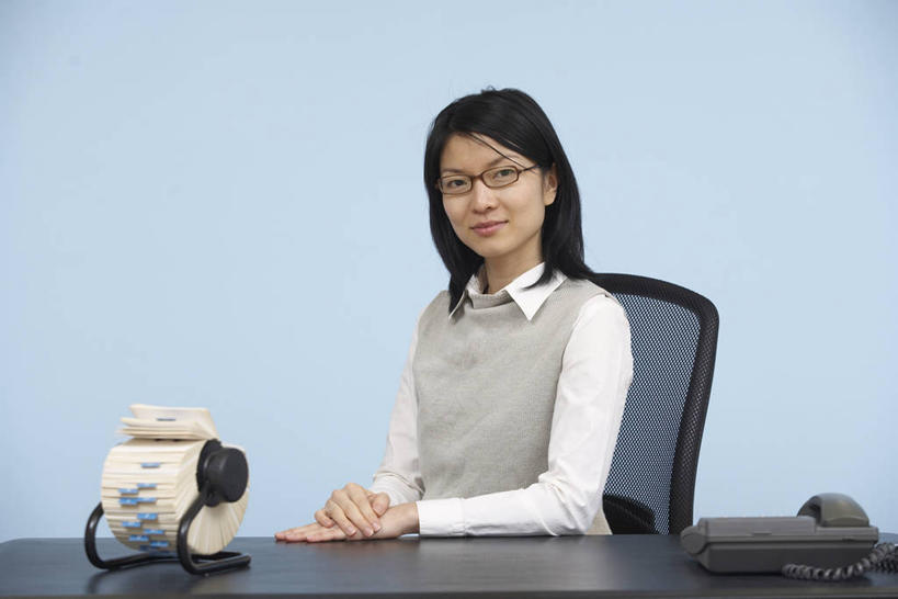 东方人,一个人,商务人士,商务女性,办公室,坐,笑,打电话,微笑,横图,室内,白天,正面,家具,桌子,电话,名片,椅子,亚洲,仅一个女性,仅一个人,阴影,蓝色背景,套装,反射,信息,眼镜,影子,办公桌,联系,注视,黄种人,通讯设备,架子,一个,黑色,话筒,会议椅,卡片,观察,看,仅一个中年女性,电话线,搭,摄影,影棚,单个,观看,办公椅,察看,固定电话,搭着,关注,商务装,身份,近视眼镜,工薪阶层,办公家具,商务椅,培训椅,名刺,名帖,交往,名片架,旋转名片架,交流,女人,女性,中年女性,亚洲人,白领,上班族,电话机,沟通,通话,坐着,半身,彩图,影棚拍摄,拍摄,商业,桌面名片架