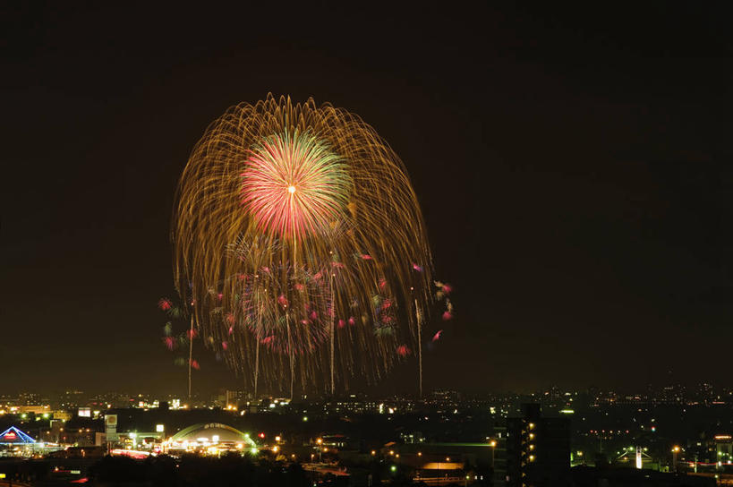 无人,高楼大厦,横图,室外,夜晚,正面,度假,美景,城市风光,城市,大厦,建筑,摩天大楼,烟火,夜景,日本,亚洲,阴影,光线,影子,景观,建筑群,灯光,娱乐,建设,天空,焰火,天,享受,休闲,景色,放松,礼花,东亚,本州,本州岛,日本国,中部地方,新潟,新潟县,花炮,礼花炮,长冈,长冈市,烟花,彩图,大楼,高层建筑,高楼,摩天楼