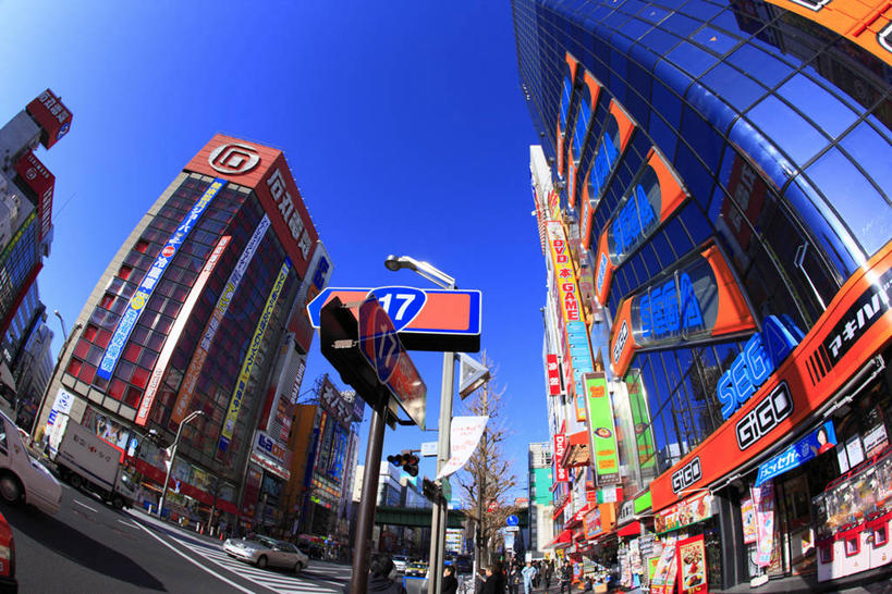 无人,高楼大厦,横图,室外,白天,广角镜头,鱼眼镜头,仰视,度假,美景,城市风光,城市,大厦,建筑,摩天大楼,指示牌,东京,日本,亚洲,阴影,光线,标志,路标,影子,景观,娱乐,标识,路牌,蓝色,蓝天,天空,阳光,天,享受,休闲,景色,放松,千代田区,晴朗,秋叶原,东亚,本州,万里无云,关东地方,本州岛,日本国,东京都,晴空,晴空万里,彩图,低角度拍摄,大楼,高层建筑,高楼,摩天楼