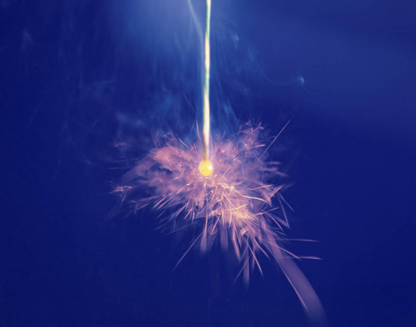 无人,横图,室外,特写,夜晚,正面,烟火,阴影,朦胧,模糊,光线,火焰,影子,燃烧,一个,蓝色,蓝天,天空,焰火,天,点燃,晴朗,单个,火光,礼花,仙女棒,万里无云,花炮,礼花炮,手持喷泉,手持烟花,烟花,晴空,晴空万里,彩图